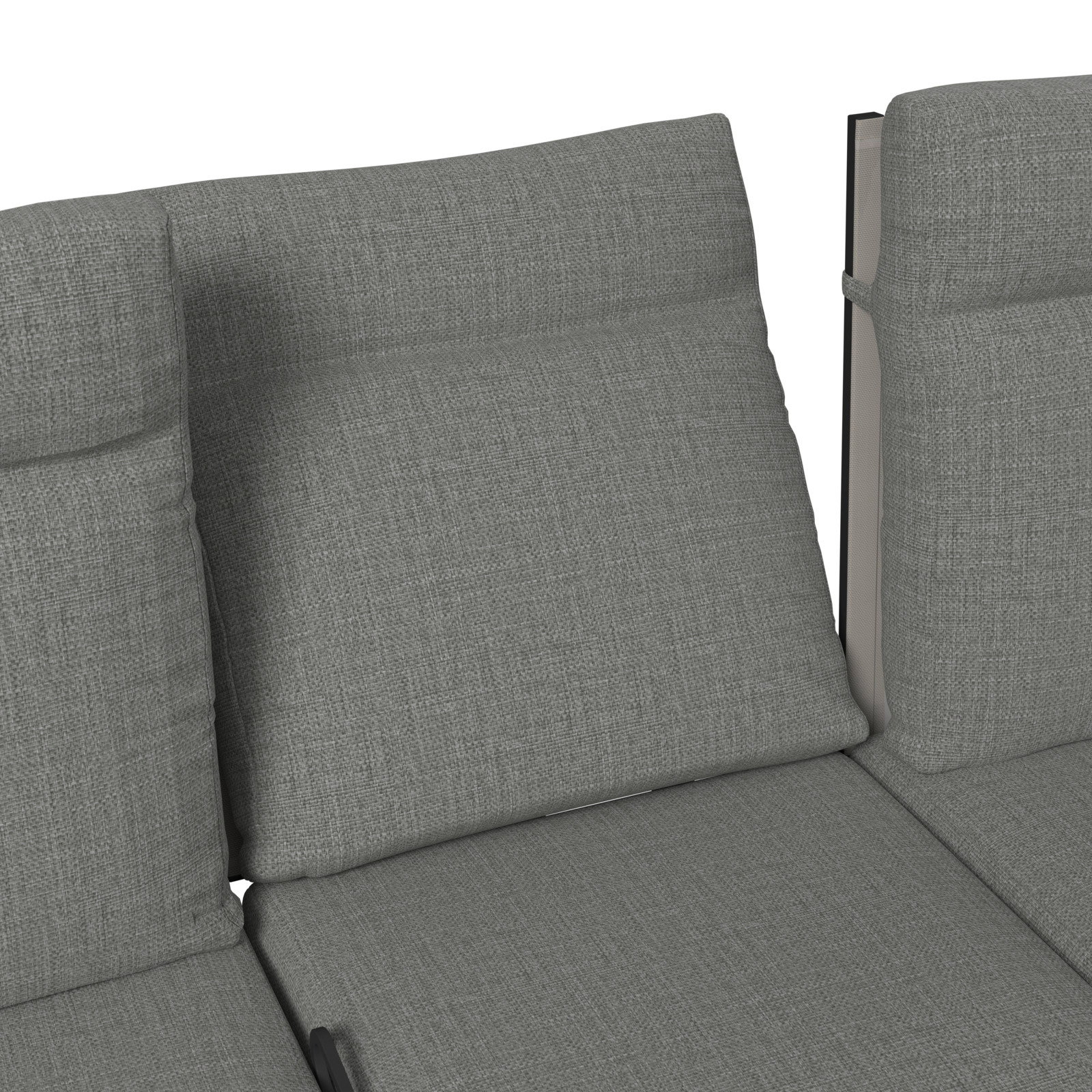 Nahaufnahme der Rückenlehne einer grauen Gartenbank mit gepolsterten Kissen, seitliche Perspektive