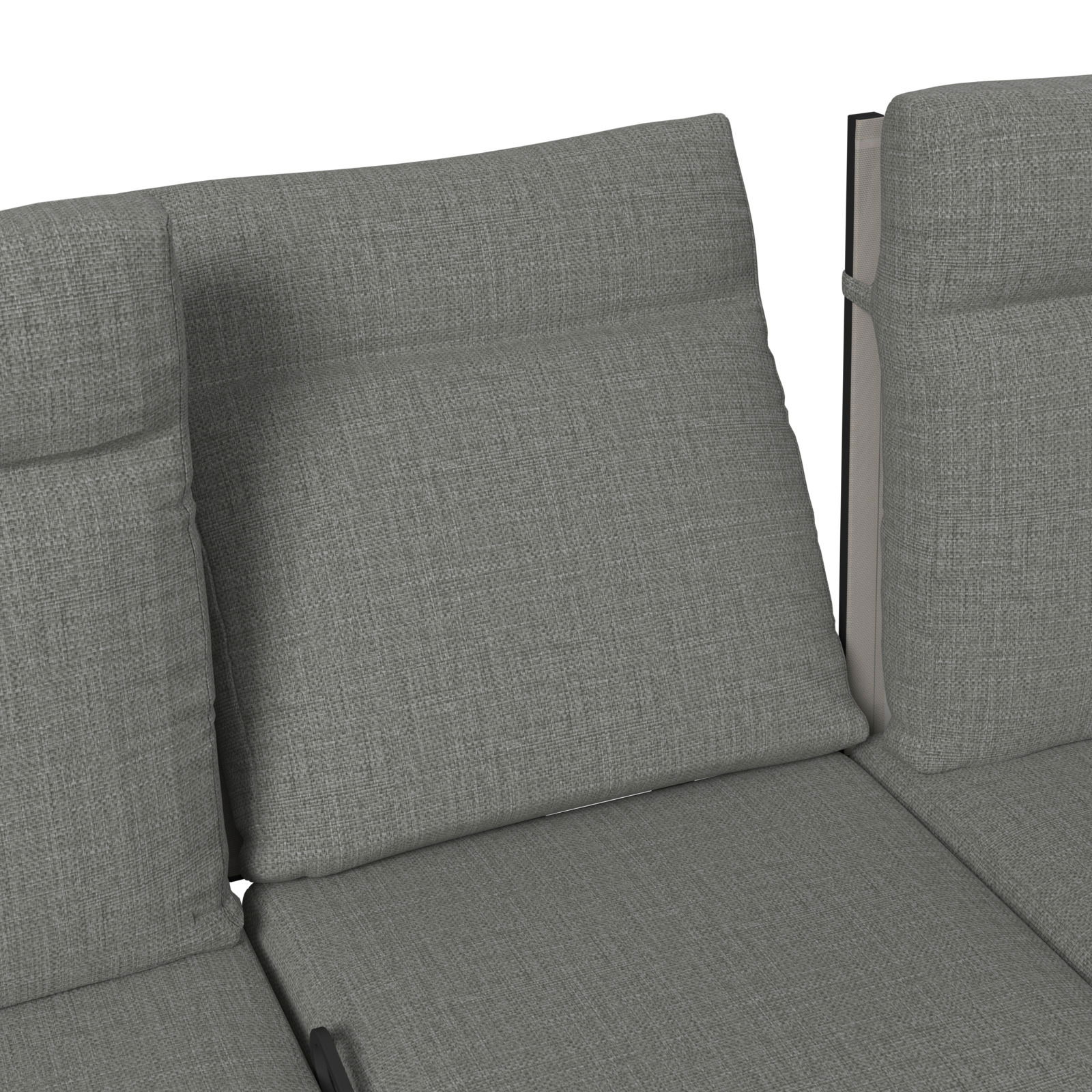 Nahaufnahme der Rückenlehne einer grauen Gartenbank mit gepolsterten Kissen, seitliche Perspektive