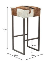 Hocker mit quadratischer Sitzfläche aus Fell in verschiedenen Brauntönen, auf einem Metallgestell. Perspektive: seitliche Ansicht.
