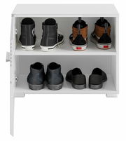 Weiße Schuhbank mit zwei Regalböden, gefüllt mit verschiedenen Schuhen, von vorne betrachtet.