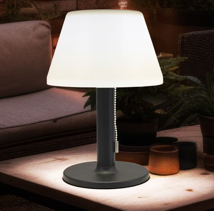 Solar Tischleuchte 28cm Schwarz auf einem Tisch im Freien, seitliche Perspektive