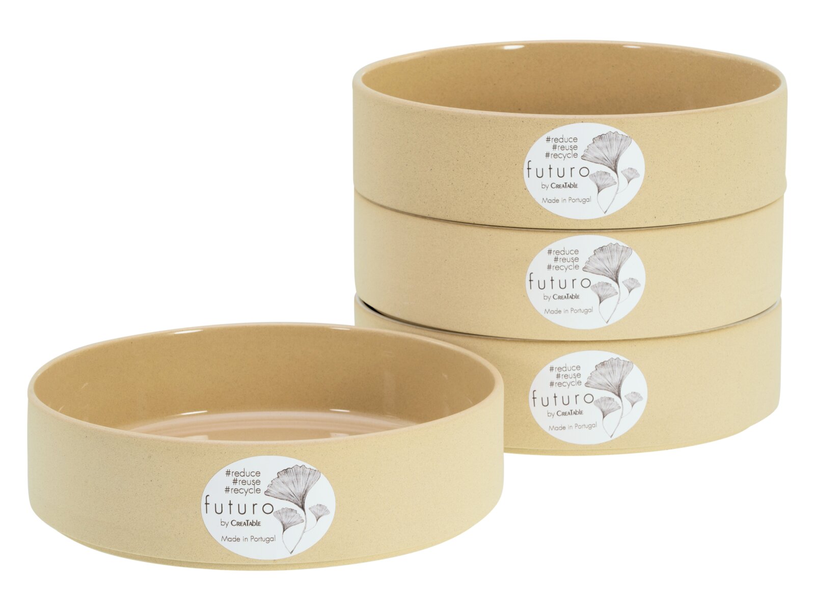 Beige, matte Keramikschalen im Set, eine Schale vorne und drei gestapelt dahinter, Produktansicht leicht von oben und frontal vor weißem Hintergrund