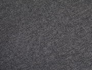 Nahaufnahme eines grauen Stoffes mit feiner Textur, perspektivisch von oben betrachtet.