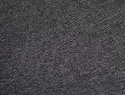 Nahaufnahme eines grauen Stoffes mit feiner Textur, perspektivisch von oben betrachtet.