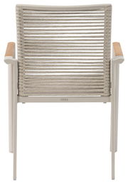 Rückansicht eines modernen Stapelsessels mit Seilgeflecht und Armlehnen aus Holz.