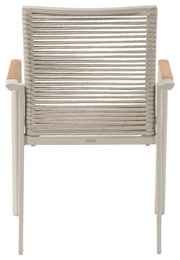 Rückansicht eines modernen Stapelsessels mit Seilgeflecht und Armlehnen aus Holz.