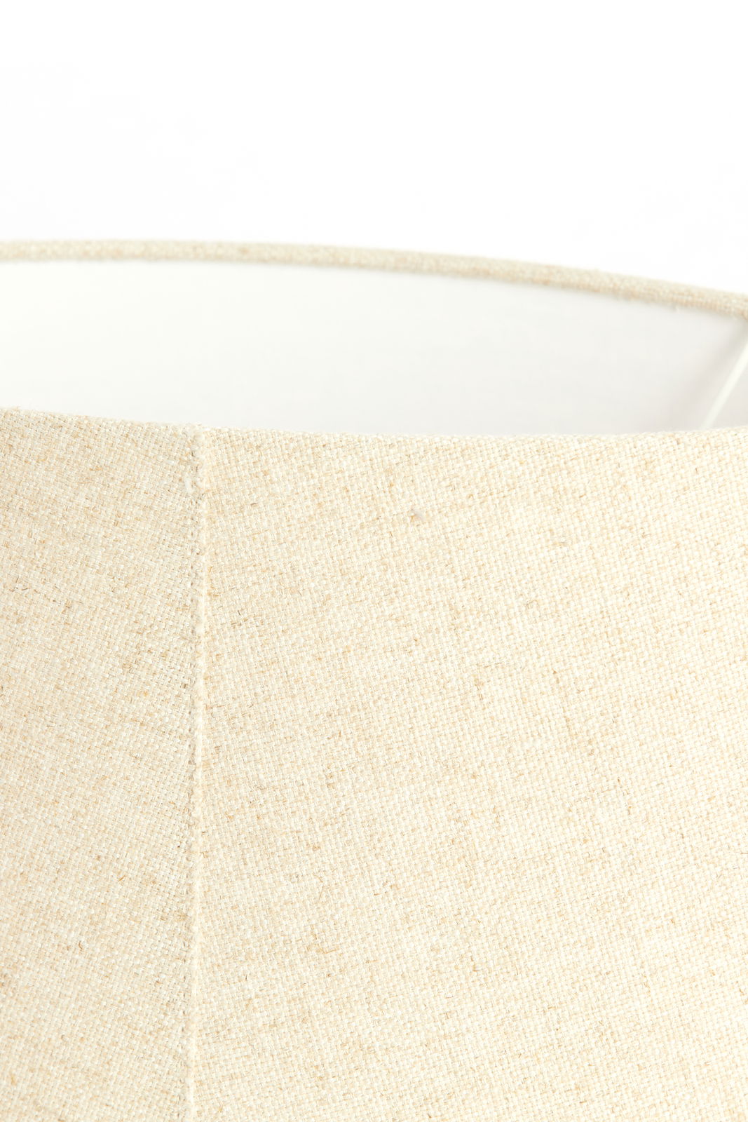 Nahaufnahme eines beige-farbenen Lampenschirms mit texturierter Oberfläche, seitliche Perspektive.