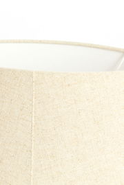 Nahaufnahme eines beige-farbenen Lampenschirms mit texturierter Oberfläche, seitliche Perspektive.