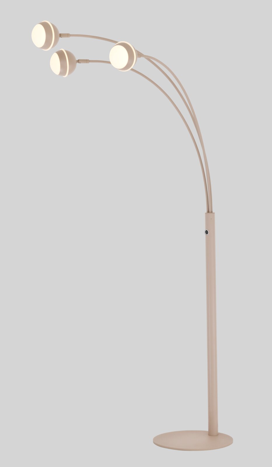 Moderne beige vloerlamp met drie gebogen armen en ronde, warm verlichte lampkoppen, volledig weergegeven vanuit schuin vooraanzicht.