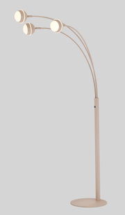 Moderne beige vloerlamp met drie gebogen armen en ronde, warm verlichte lampkoppen, volledig weergegeven vanuit schuin vooraanzicht.
