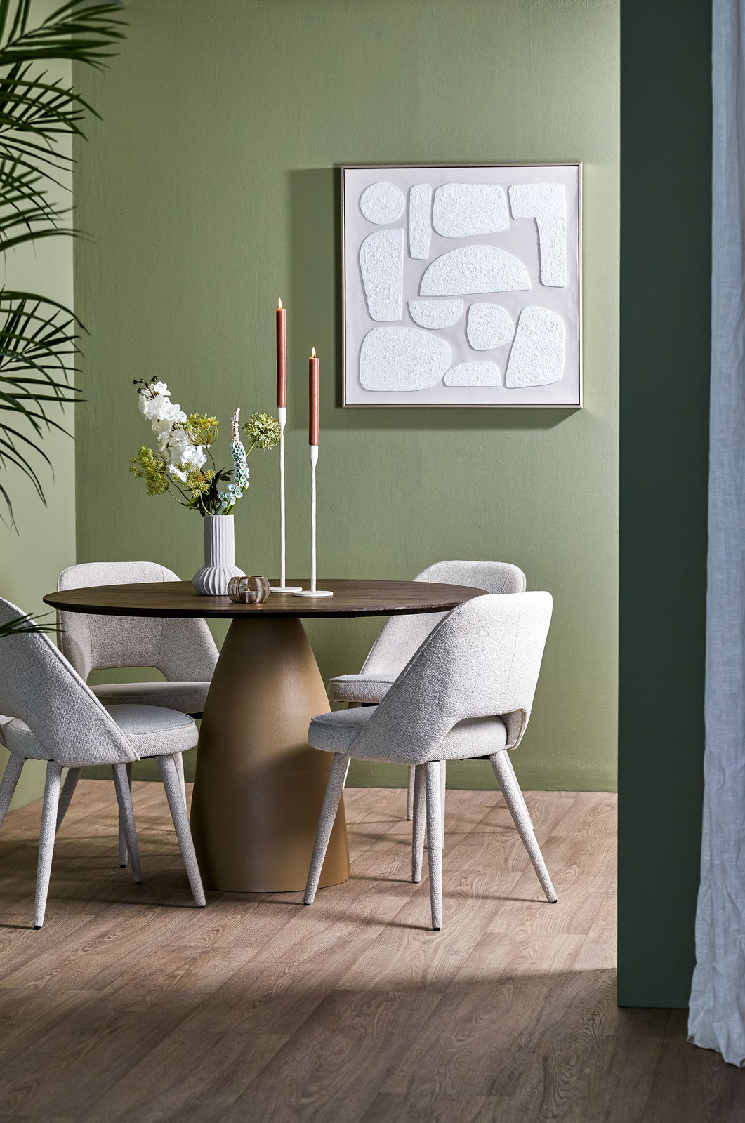 Light&Living Esstisch PALMIRA Moderner Esstisch mit runder Tischplatte und konischem Sockel, umgeben von vier gepolsterten Stühlen in einem stilvoll eingerichteten Raum mit grüner Wand und Kunstwerk. Perspektive: seitlich.