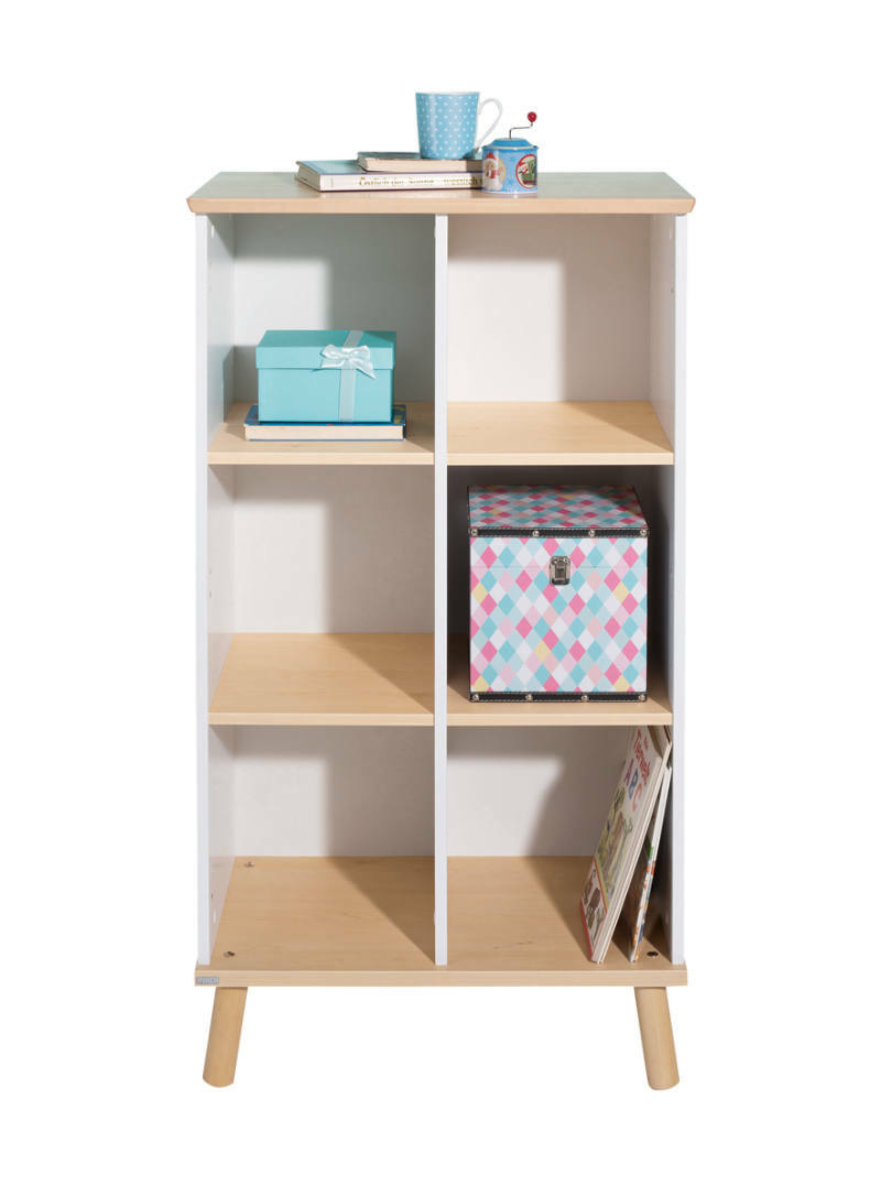 Frontale Ansicht eines Standregals mit mehreren Fächern, dekoriert mit Büchern, einer Tasse und bunten Boxen.