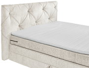 Boxspringbett mit gepolstertem Kopfteil in seitlicher Perspektive