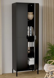 Schwarzer, hoher Metall-Aktenschrank mit teilgeöffneter Tür und sichtbaren Regalböden mit Büchern, Ordnern und Boxen, frontale Perspektive mit leichtem Blick von rechts im Wohn-/Büroumfeld.