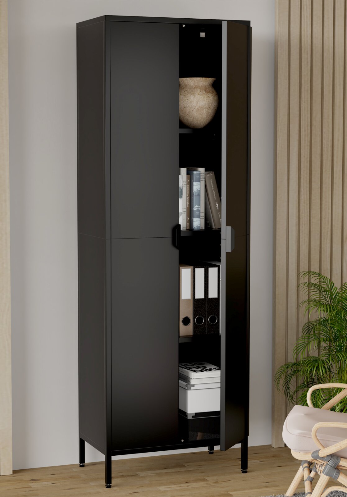 Schwarzer, hoher Metall-Aktenschrank mit teilgeöffneter Tür und sichtbaren Regalböden mit Büchern, Ordnern und Boxen, frontale Perspektive mit leichtem Blick von rechts im Wohn-/Büroumfeld.