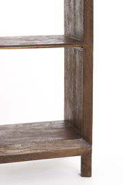 Nahaufnahme eines Standregals aus Holz mit zwei sichtbaren Regalböden, seitliche Perspektive.