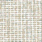 Nahaufnahme eines mehrfarbigen Stoffmusters mit einem karierten Design, das aus weißen, beigen, grünen und rosa Fäden besteht.