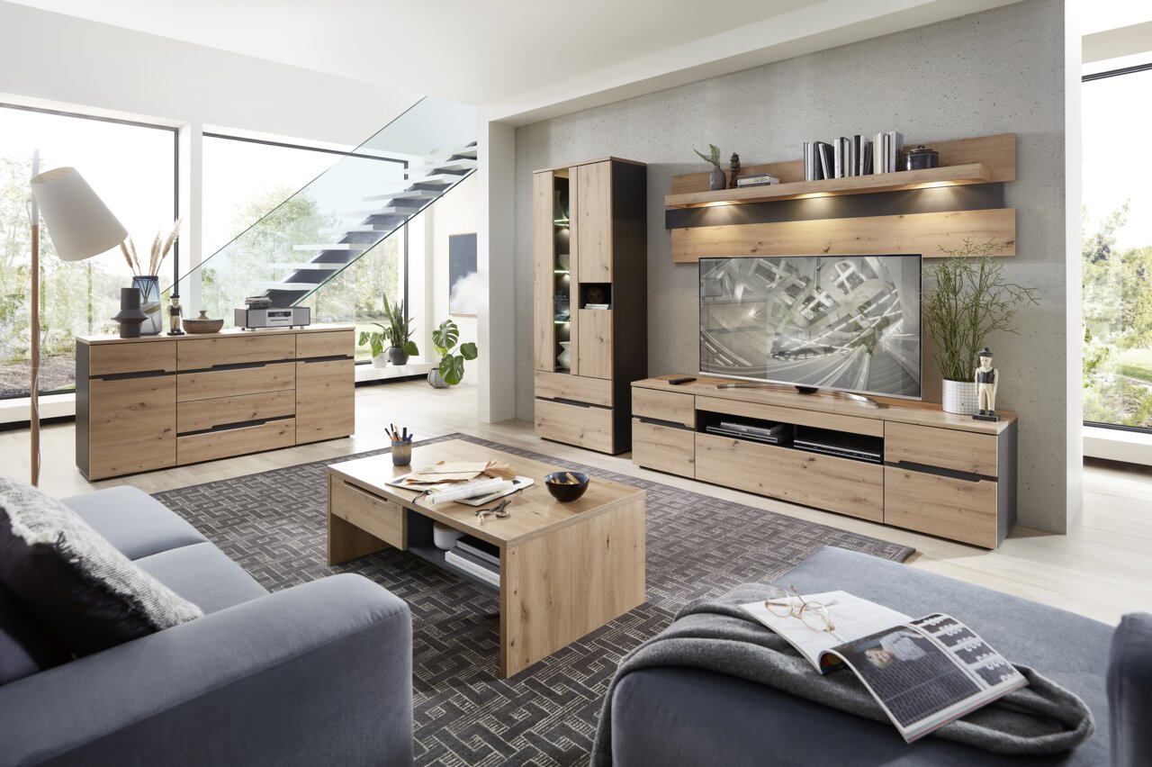 Z2 Highboard MEMPHIS Moderne Wohnwand mit Sideboard und Highboard in Holzoptik, perspektivisch von vorne links fotografiert.