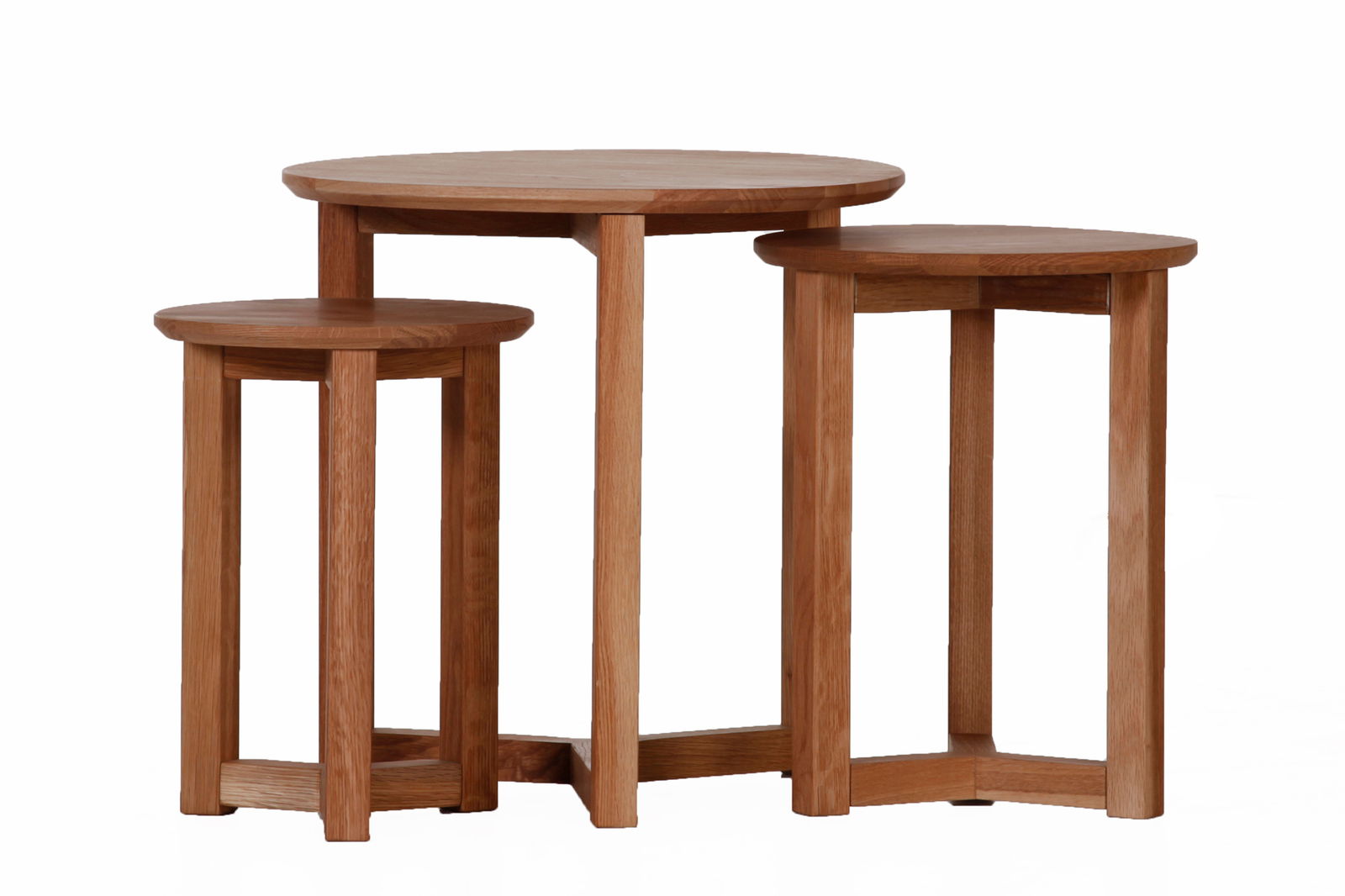 Dreiteiliges Beistelltisch-Set aus Holz in verschiedenen Höhen, frontal betrachtet.