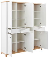 Bürokombination mit mehreren offenen Schranktüren und Schubladen, weiße Fronten und Holzdetails, Perspektive von vorne links