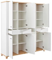 Bürokombination mit mehreren offenen Schranktüren und Schubladen, weiße Fronten und Holzdetails, Perspektive von vorne links