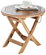 Runder Klapptisch aus Holz mit Tasse und Zeitung, seitliche Perspektive