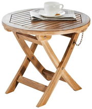 Runder Klapptisch aus Holz mit Tasse und Zeitung, seitliche Perspektive