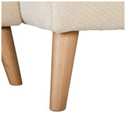Detailansicht aus seitlicher Perspektive: Holzbeine eines Polstermöbels mit cremefarbenem Bouclé-Bezug
