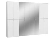 Weiße Garderobenkombination mit mehreren Türen, teilweise mit Spiegeln, aus einer leicht seitlichen Perspektive betrachtet.