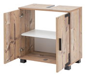 Waschbeckenunterschrank aus Holz mit geöffneter Doppeltür, Innenansicht mit einem Regalbrett, Perspektive von vorne