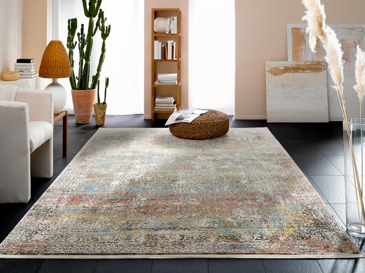 Designer Teppich in einem modernen Wohnzimmer, aus der Perspektive von schräg oben fotografiert, mit einem Kaktus und einem Sessel im Hintergrund.