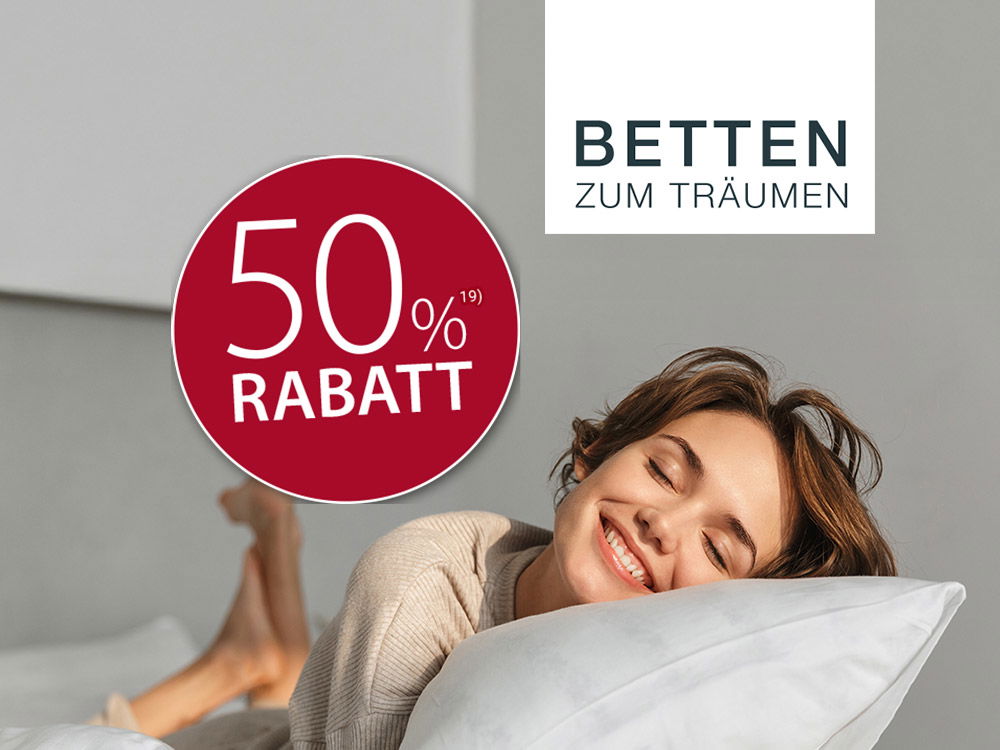 Frau liegt entspannt auf Kissen und lächelt, daneben 50 % Rabatt Hinweis und Logo „Betten zum Träumen“