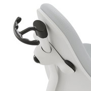 Detailansicht eines Jugenddrehstuhls mit grauem, wabenförmigem Stoffbezug und schwarzem Armlehnenmechanismus.