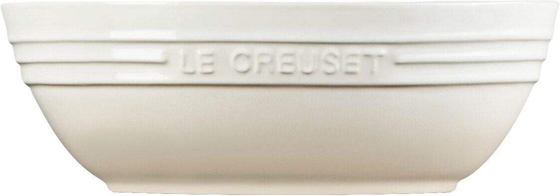 Weiße Le Creuset Keramikschüssel mit eingeprägtem Logo, seitliche Frontansicht auf weißem Hintergrund