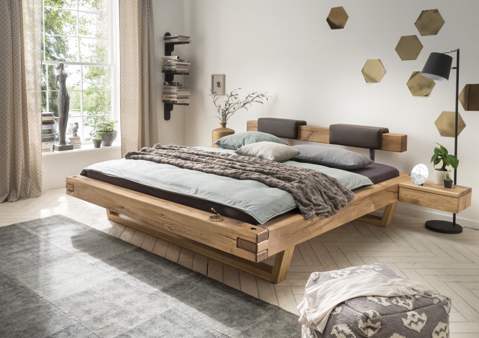 Valnatura Balkenbett LIGNUM Modernes Balkenbett aus Holz in einem stilvoll eingerichteten Schlafzimmer, seitliche Perspektive
