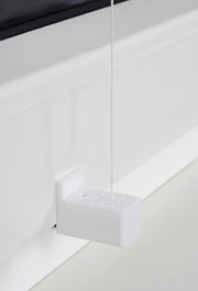 Nahaufnahme eines weißen Plissee-Rollos mit Schnurmechanismus, seitliche Perspektive