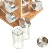 Gewürzrondell mit 16 Gläsern aus Holz und Metall, aus der Vogelperspektive fotografiert.