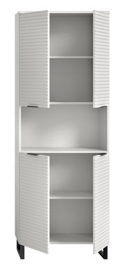 Weißer Hochschrank mit offenen Lamellentüren, zwei Einlegeböden und schwarzem Sockel, Frontalansicht