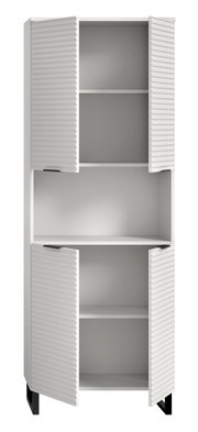 Weißer Hochschrank mit offenen Lamellentüren, zwei Einlegeböden und schwarzem Sockel, Frontalansicht