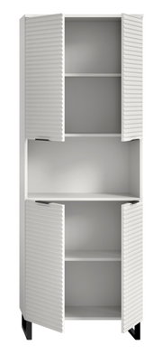Weißer Hochschrank mit offenen Lamellentüren, zwei Einlegeböden und schwarzem Sockel, Frontalansicht