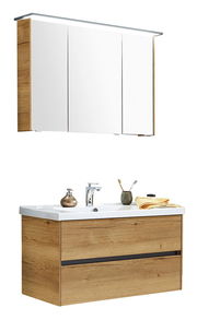 Badezimmerkombination mit Holzoptik, bestehend aus einem Waschtisch mit zwei Schubladen und einem Spiegelschrank mit drei Türen, seitliche Perspektive.