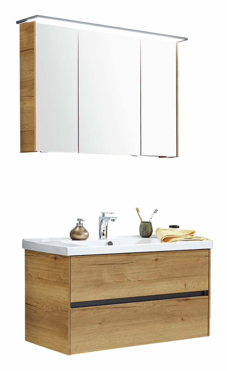 Badezimmerkombination mit Holzoptik, bestehend aus einem Waschtisch mit zwei Schubladen und einem Spiegelschrank mit drei Türen, seitliche Perspektive.