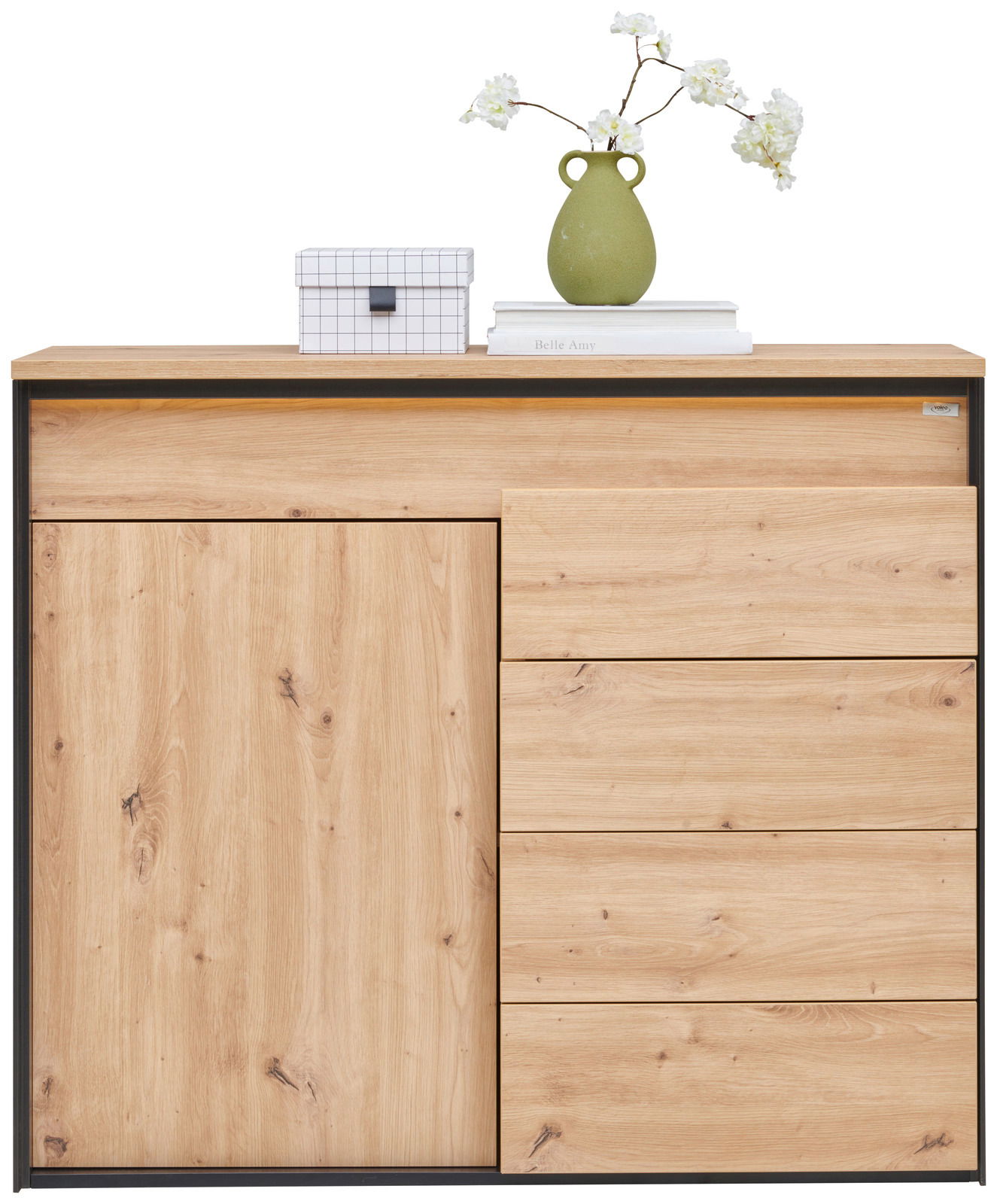 Kommode aus hellem Holz mit einer Tür und drei Schubladen, dekoriert mit einer grünen Vase und einer kleinen Box, frontal betrachtet.