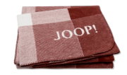 Gefaltete Decke mit Karomuster in Rot- und Weißtönen, mit dem Schriftzug 'JOOP!' in der Mitte, aus der Vogelperspektive fotografiert.