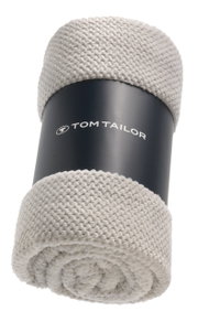 Beige gestricktes Plaid von Tom Tailor, zusammengerollt und von vorne fotografiert.