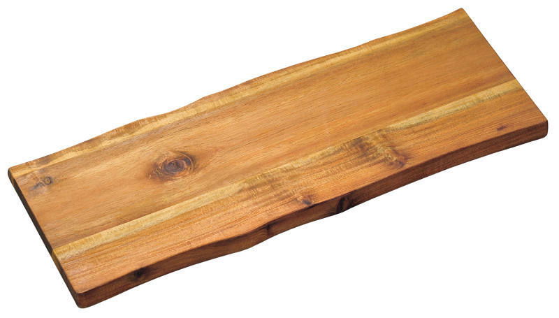 Holz-Schneid- und Servierbrett in rechteckiger Form, aus einer schrägen Perspektive fotografiert, mit natürlicher Holzmaserung und rustikalem Design.