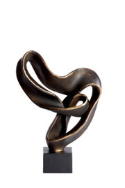 Abstrakte Skulptur aus Bronze mit geschwungenen Formen auf einem quadratischen Sockel, frontal betrachtet.