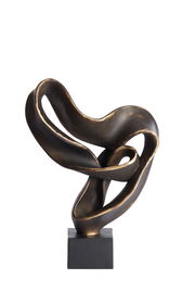 Abstrakte Skulptur aus Bronze mit geschwungenen Formen auf einem quadratischen Sockel, frontal betrachtet.