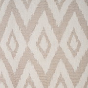 Nahaufnahme eines Ösenschals mit geometrischem Rautenmuster in Beige und Weiß.