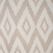 Nahaufnahme eines Ösenschals mit geometrischem Rautenmuster in Beige und Weiß.